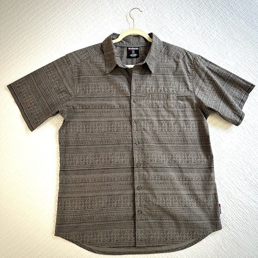 Sherpa Men’s Short Sleeve Button Down Size L Gray